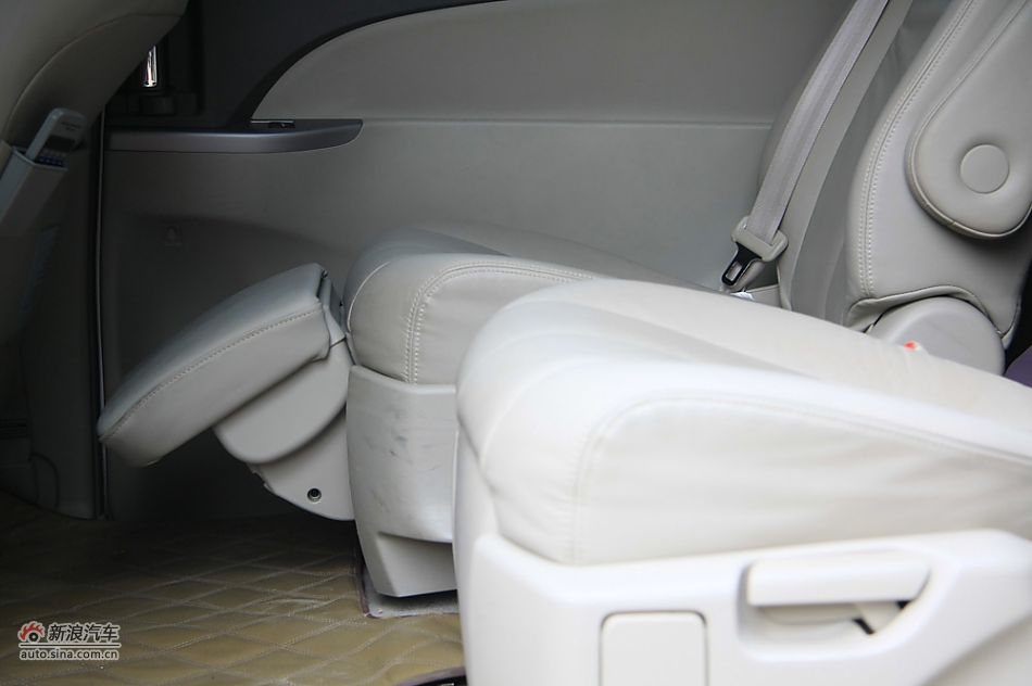 新普瑞维亚2.4AT七座豪华版