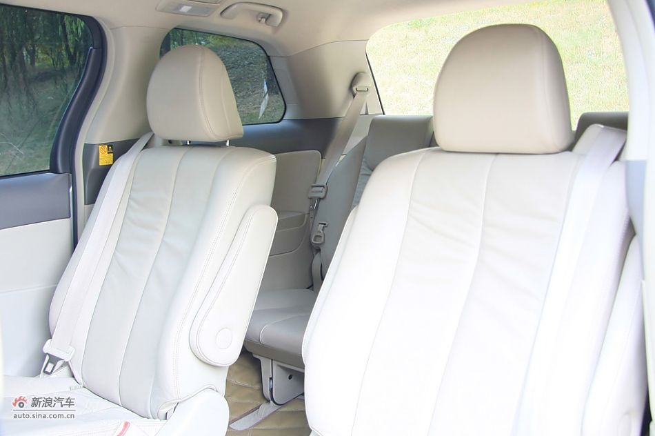 新普瑞维亚2.4AT七座豪华版