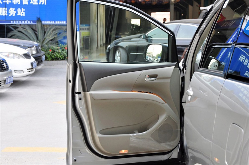 新PREVIA普瑞维亚2.4AT七座豪华版