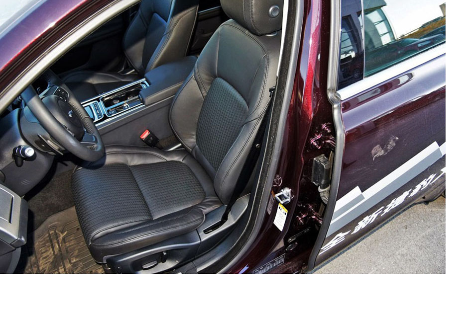 2016款 XF 3.0T 两驱风华版 座椅空间