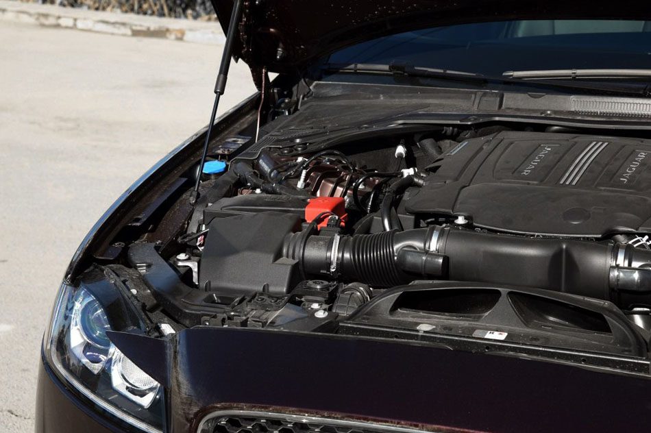 2016款 XF 3.0T 两驱风华版 引擎底盘