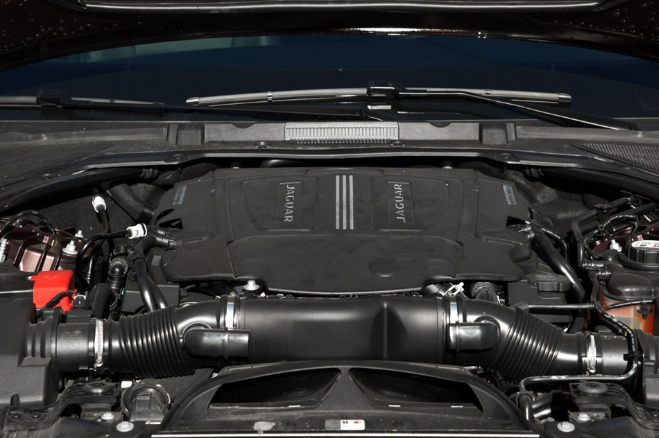 2016款 XF 3.0T 两驱风华版 引擎底盘