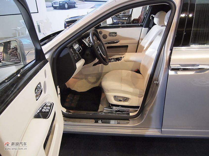 劳斯莱斯古思特实拍图-座椅空间
