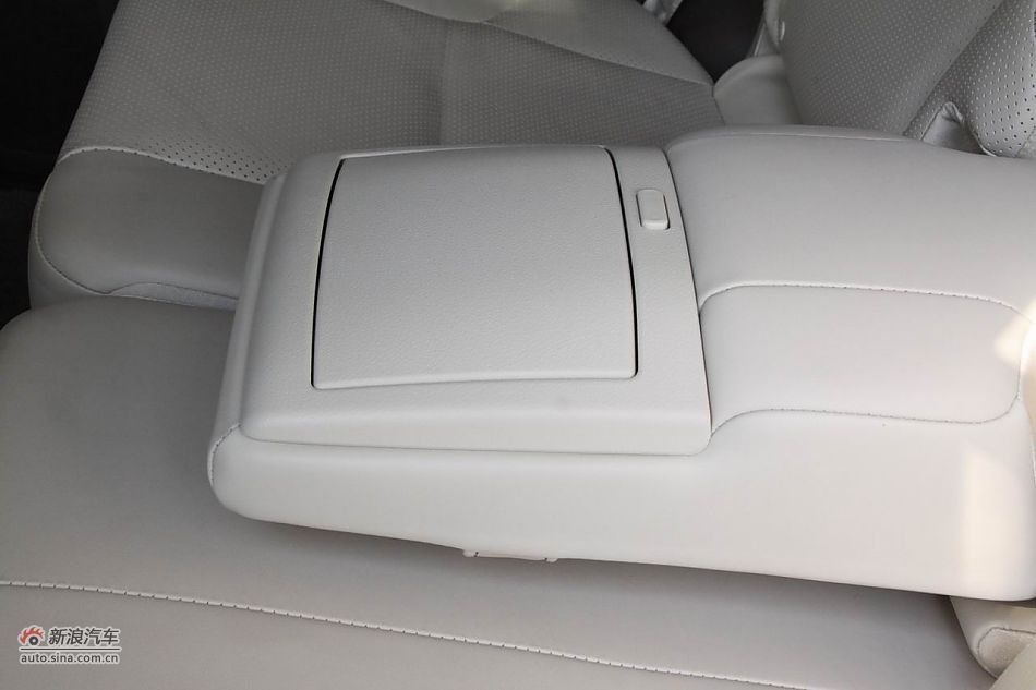 2010款雷克萨斯GX460座椅空间