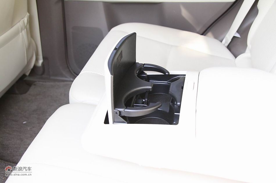 2010款雷克萨斯GX460座椅空间