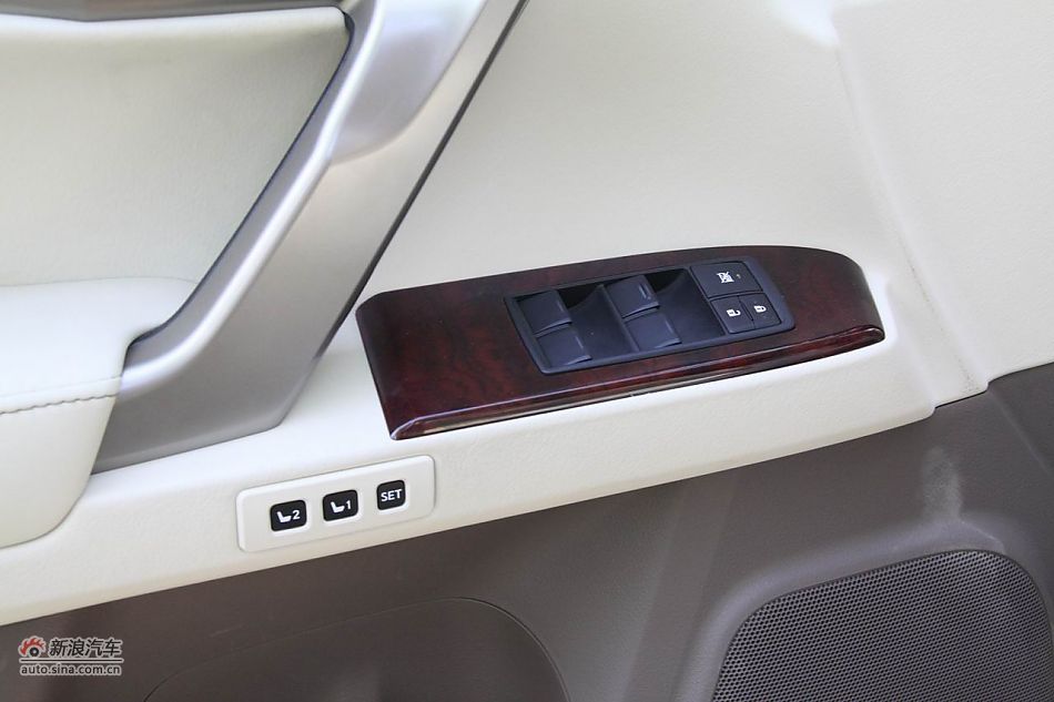 2010款雷克萨斯GX460座椅空间