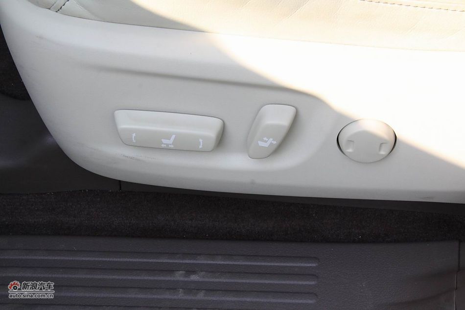 2010款雷克萨斯GX460座椅空间