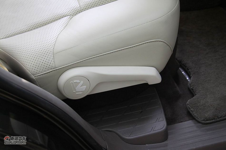 2010款雷克萨斯GX460座椅空间