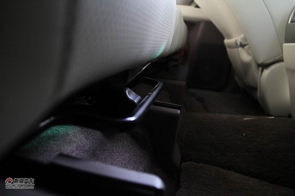 2010款雷克萨斯GX460座椅空间