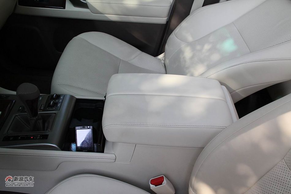 2010款雷克萨斯GX460座椅空间
