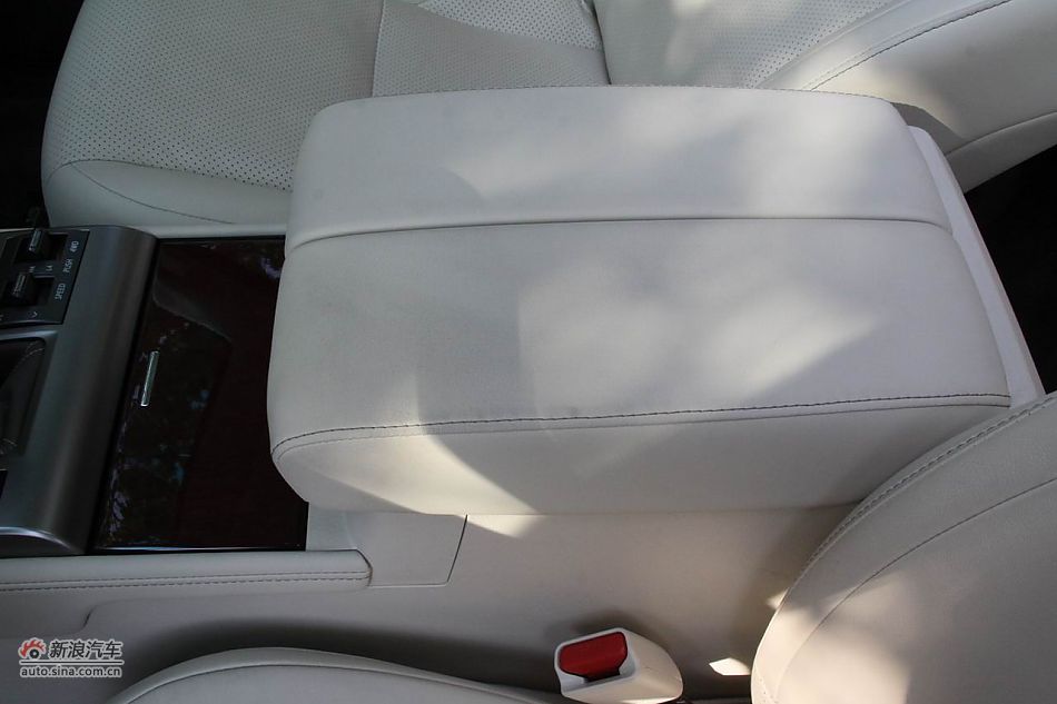 2010款雷克萨斯GX460座椅空间