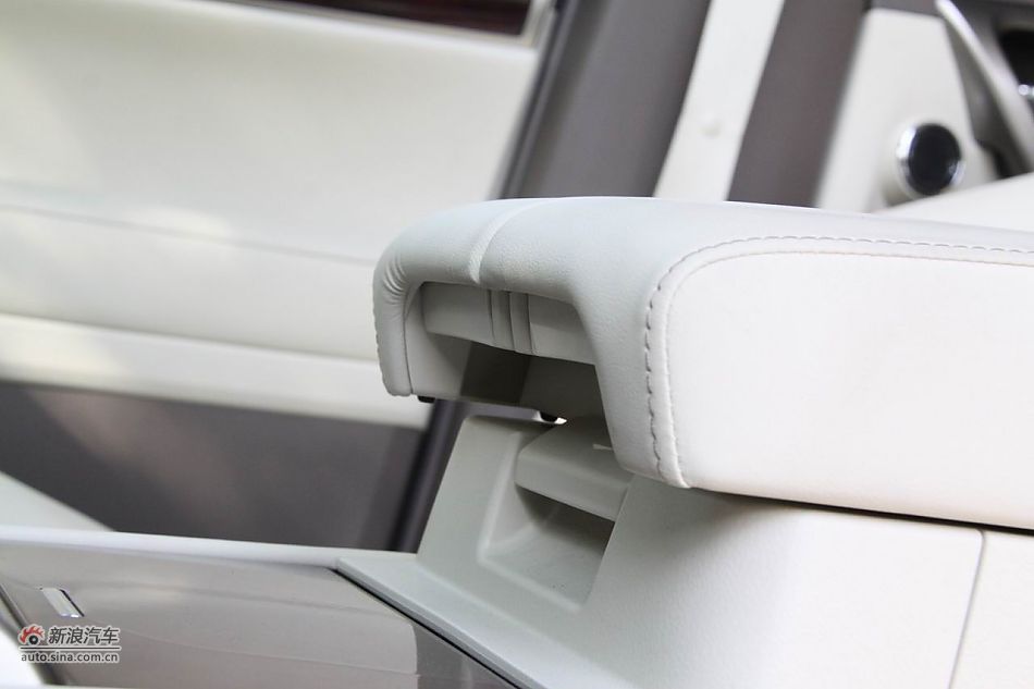 2010款雷克萨斯GX460座椅空间