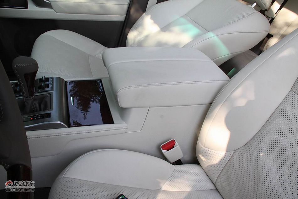 2010款雷克萨斯GX460座椅空间