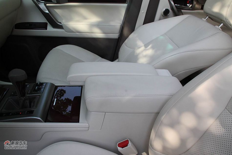 2010款雷克萨斯GX460座椅空间