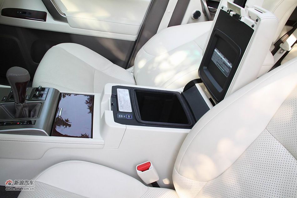 2010款雷克萨斯GX460座椅空间