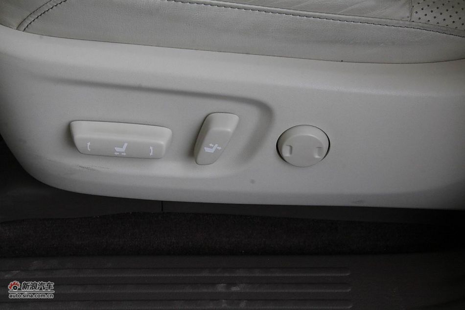 2010款雷克萨斯GX460座椅空间