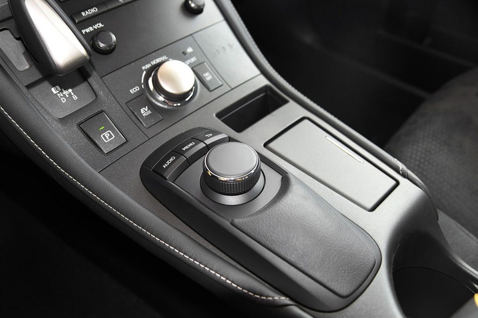 2015款 CT200h 暗夜骑士版 内饰