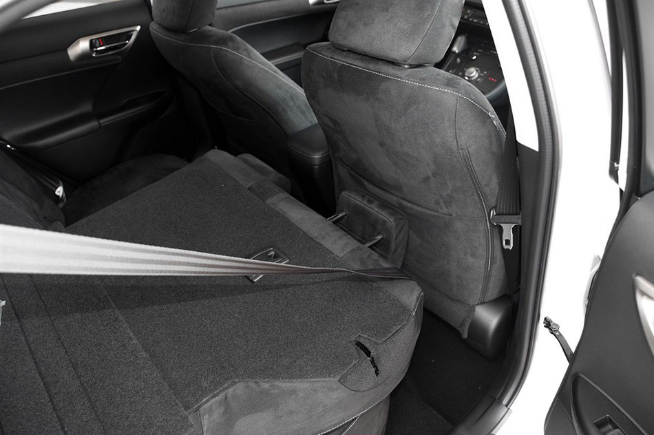 2015款 CT200h 暗夜骑士版 座椅空间