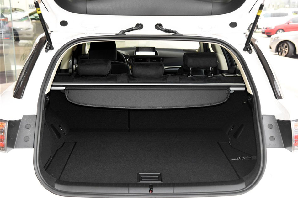 2015款 CT200h 暗夜骑士版 座椅空间