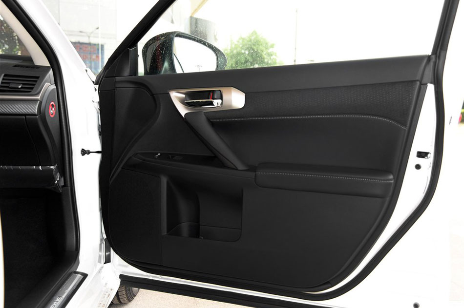 2015款 CT200h 暗夜骑士版 座椅空间