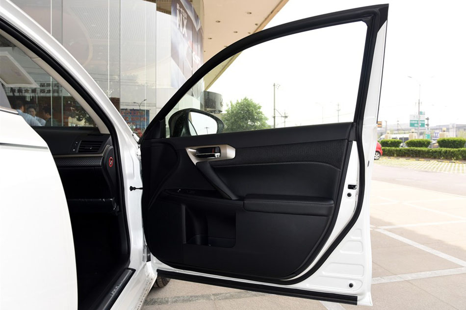 2015款 CT200h 暗夜骑士版 座椅空间