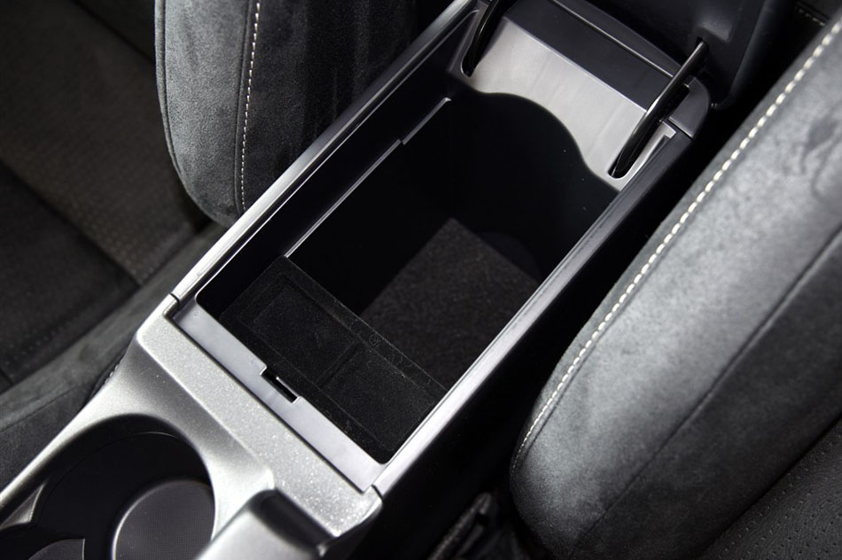 2015款 CT200h 暗夜骑士版 座椅空间