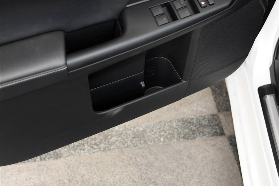 2015款 CT200h 暗夜骑士版 座椅空间