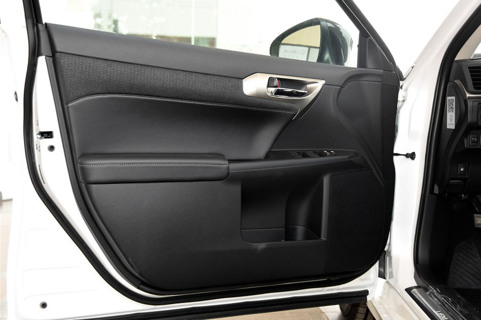2015款 CT200h 暗夜骑士版 座椅空间