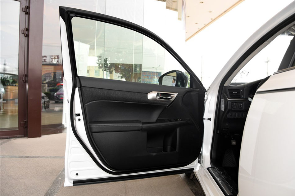 2015款 CT200h 暗夜骑士版 座椅空间