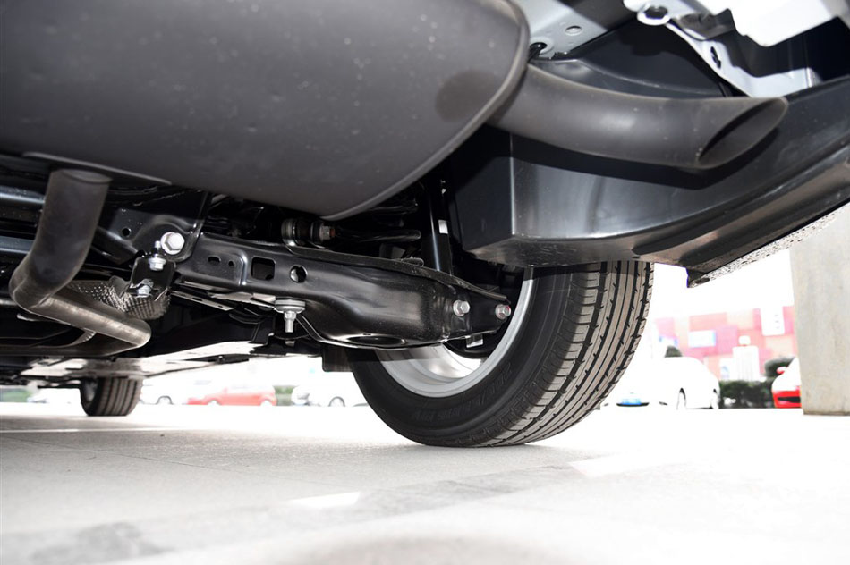 2015款 CT200h 暗夜骑士版 引擎底盘