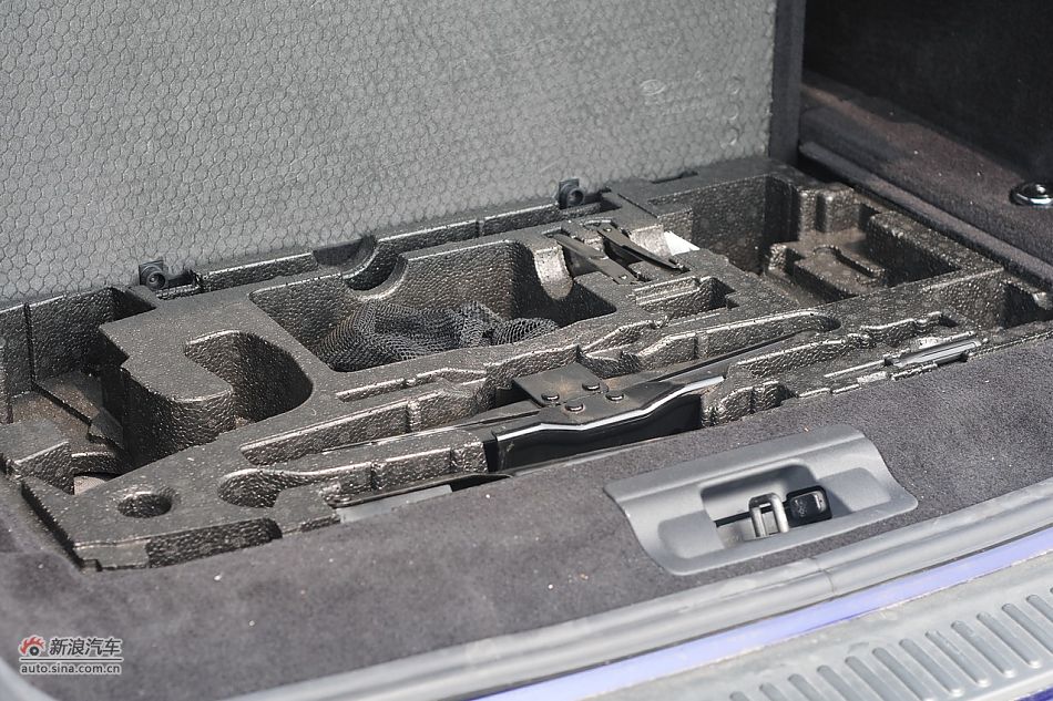 后备箱空间及细节实拍