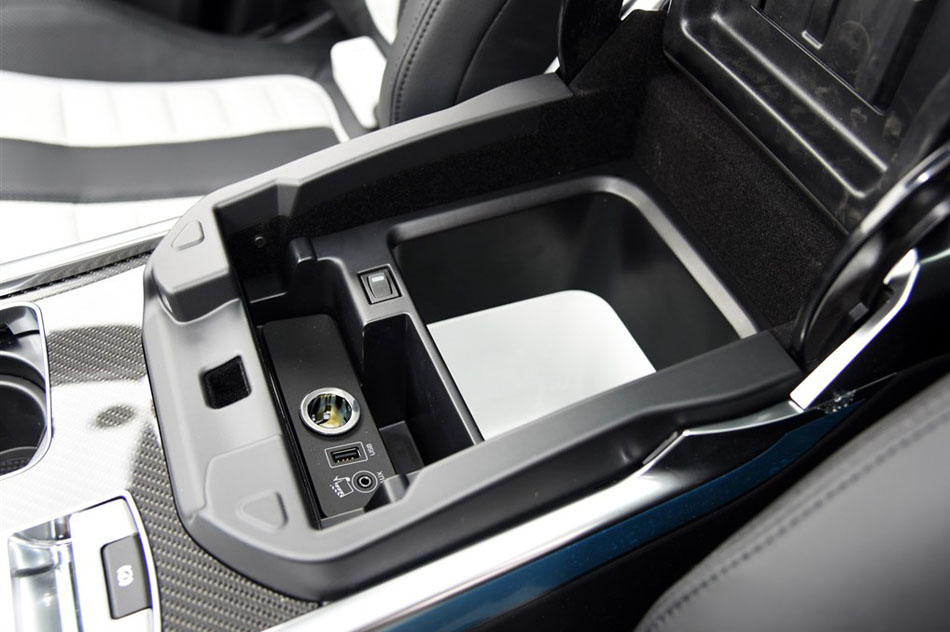 2015款 5.0 V8 SC SVR 座椅空间