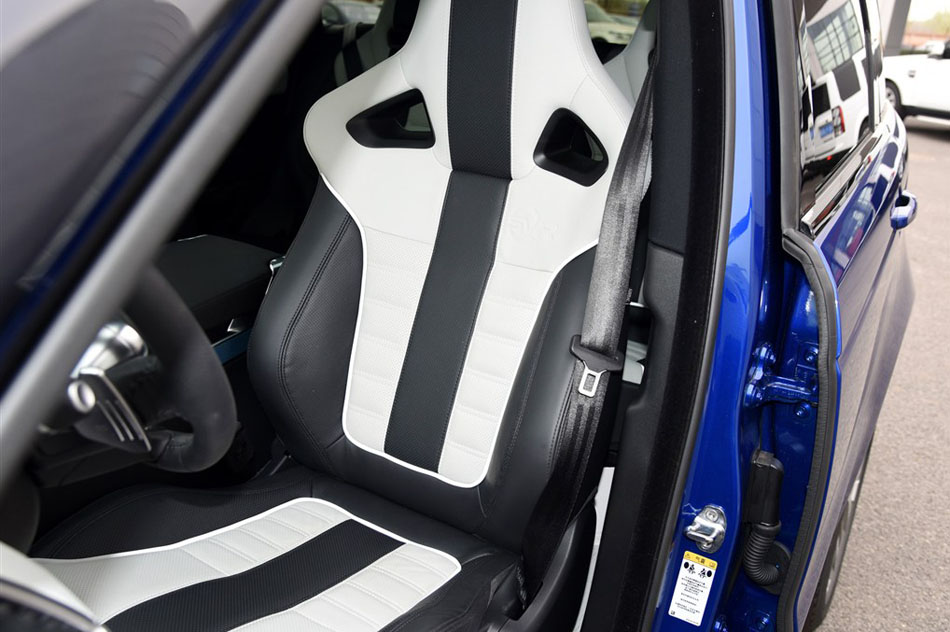 2015款 5.0 V8 SC SVR 座椅空间