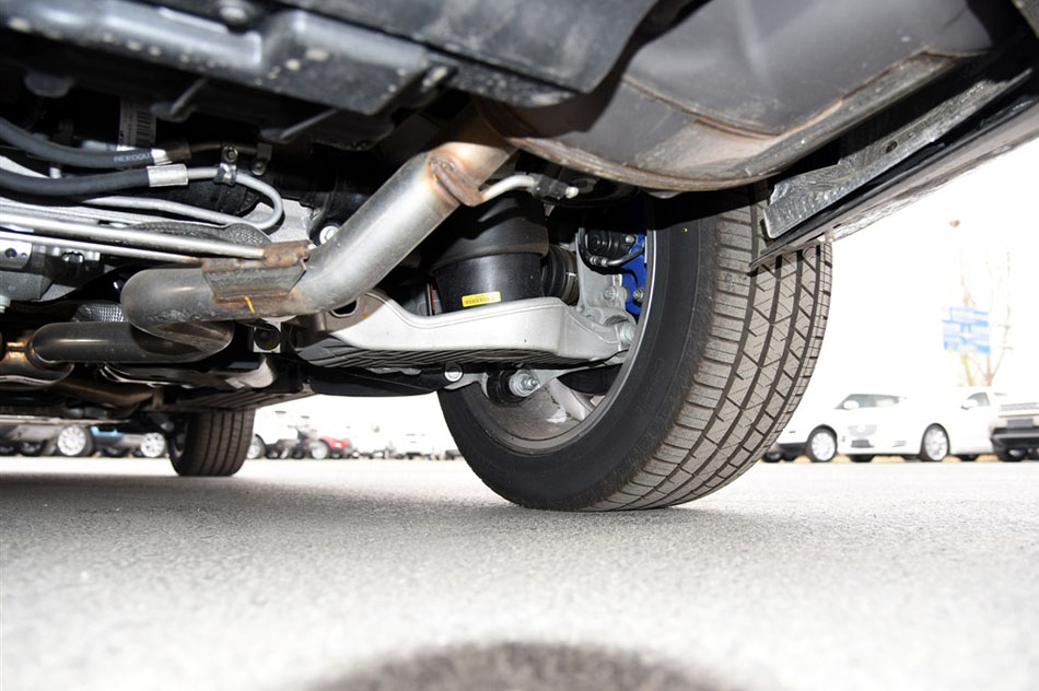 2015款 5.0 V8 SC SVR 引擎底盘