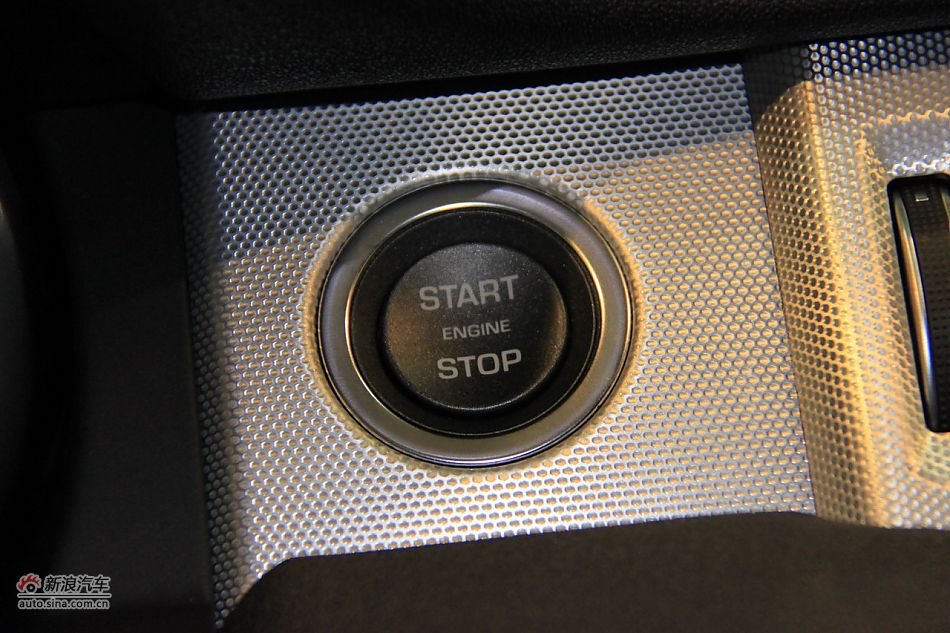 2011款揽胜极光2.0T五门耀致版