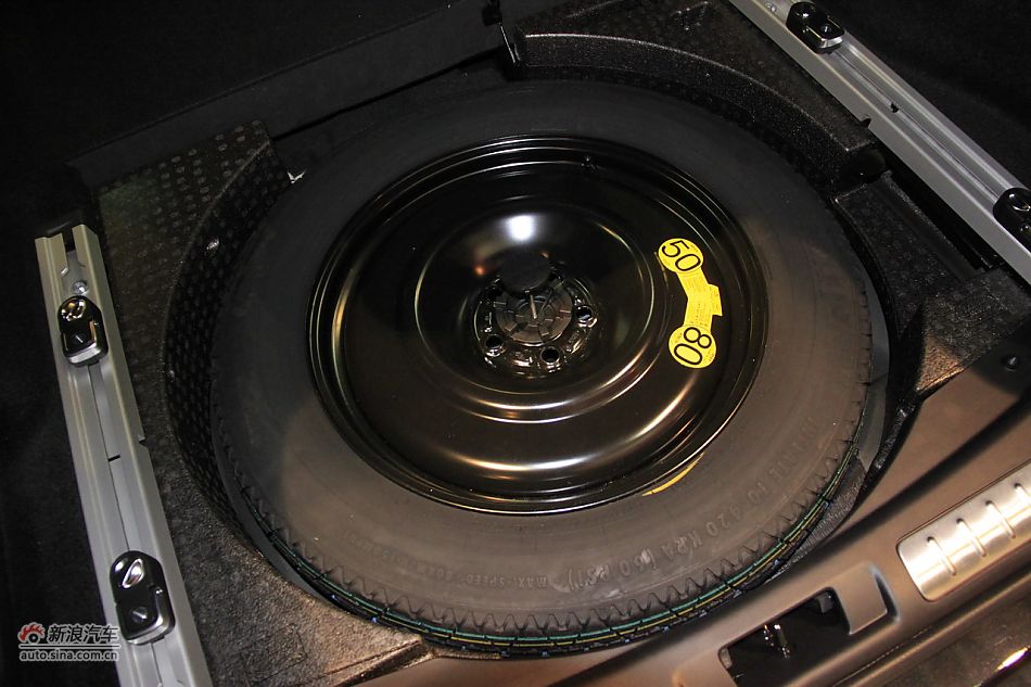 2011款揽胜极光2.0T五门耀致版