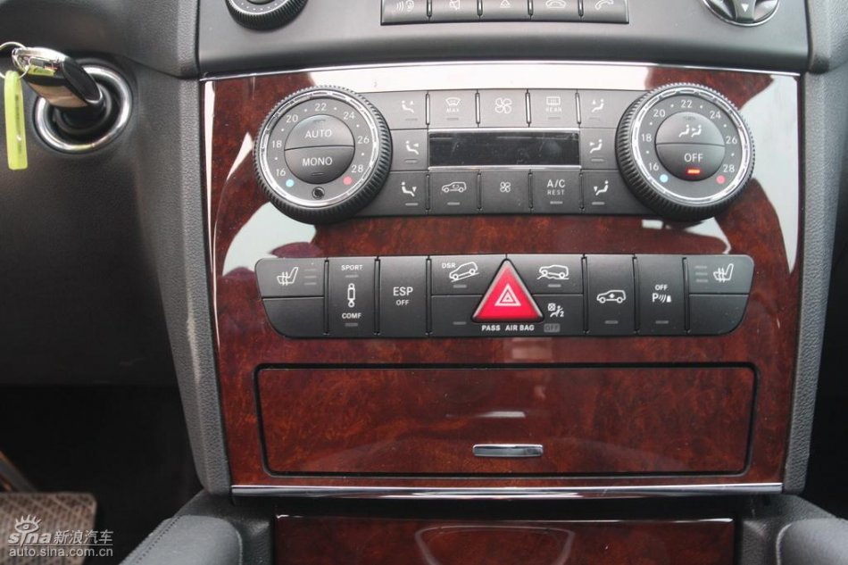 奔驰ML350内饰实拍图