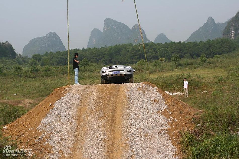 奔驰ML350爬坡