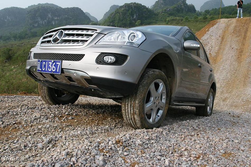 奔驰ML350爬坡