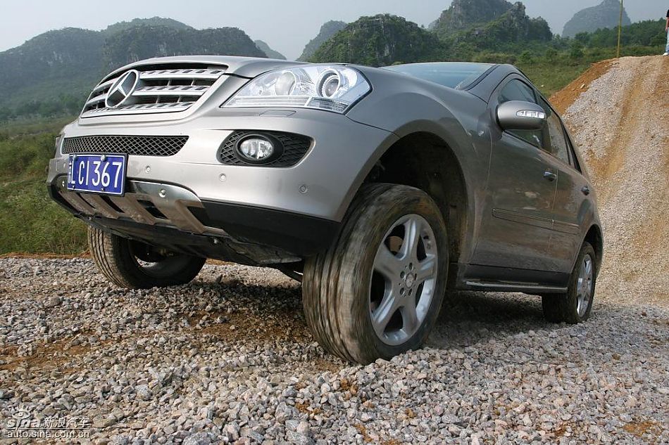 奔驰ML350爬坡