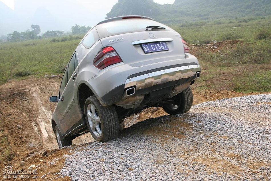 奔驰ML350爬坡