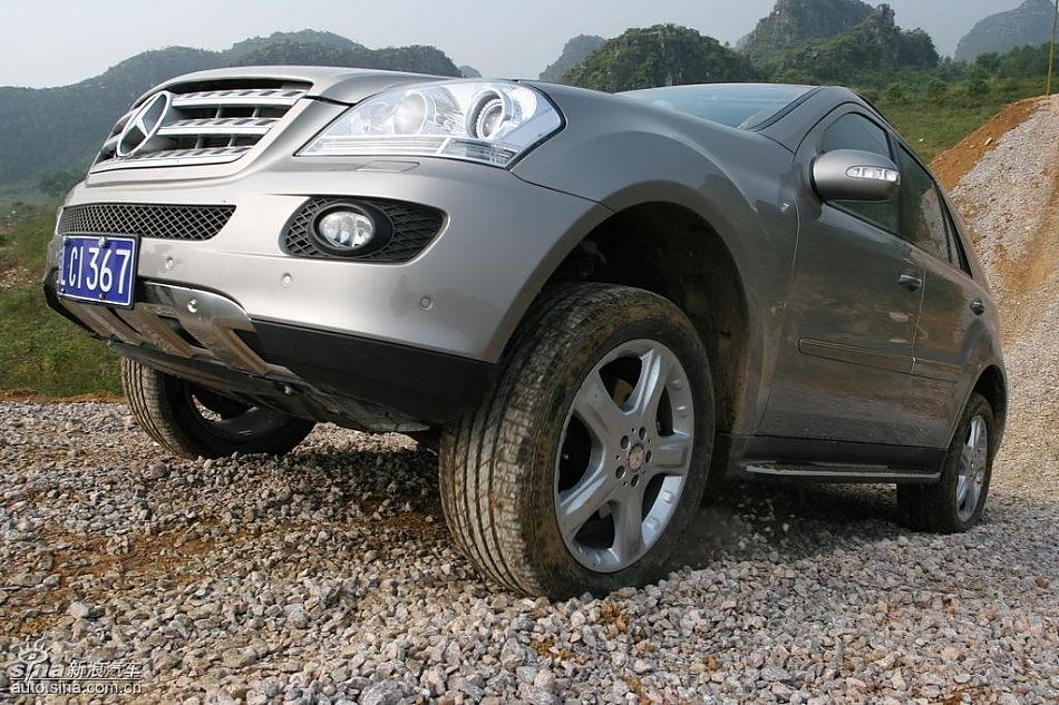 奔驰ML350爬坡