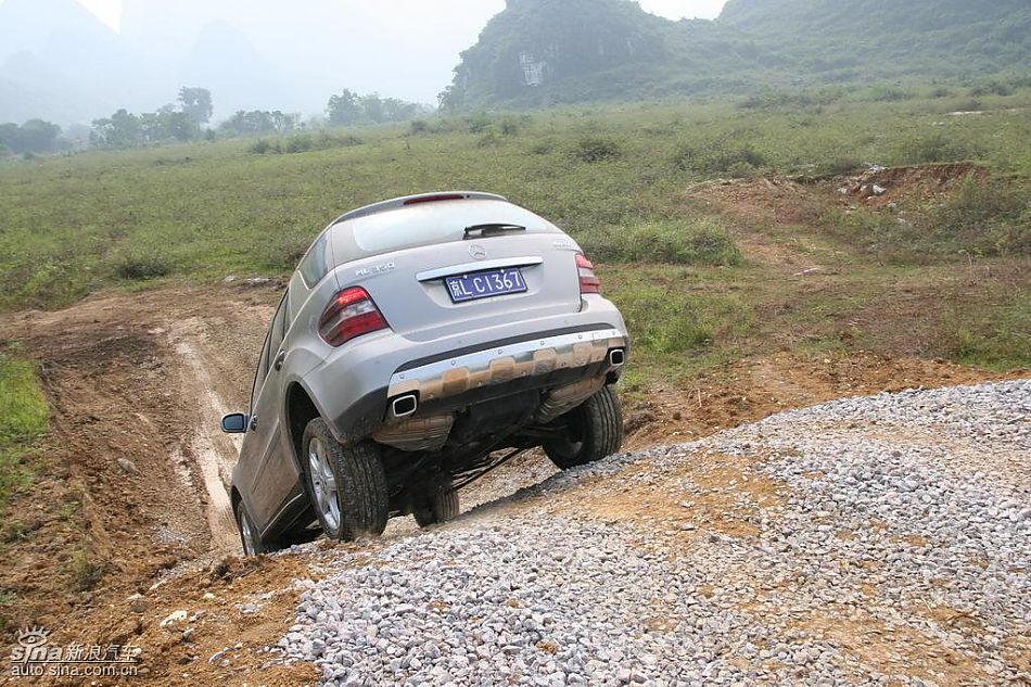 奔驰ML350爬坡