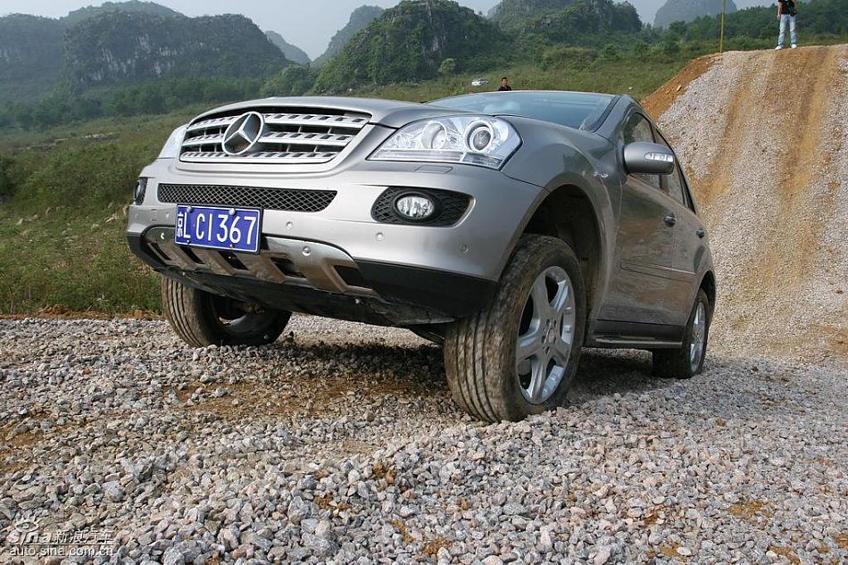 奔驰ML350爬坡