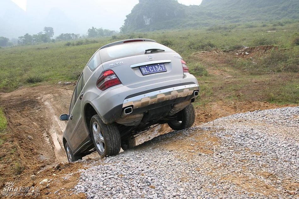奔驰ML350爬坡