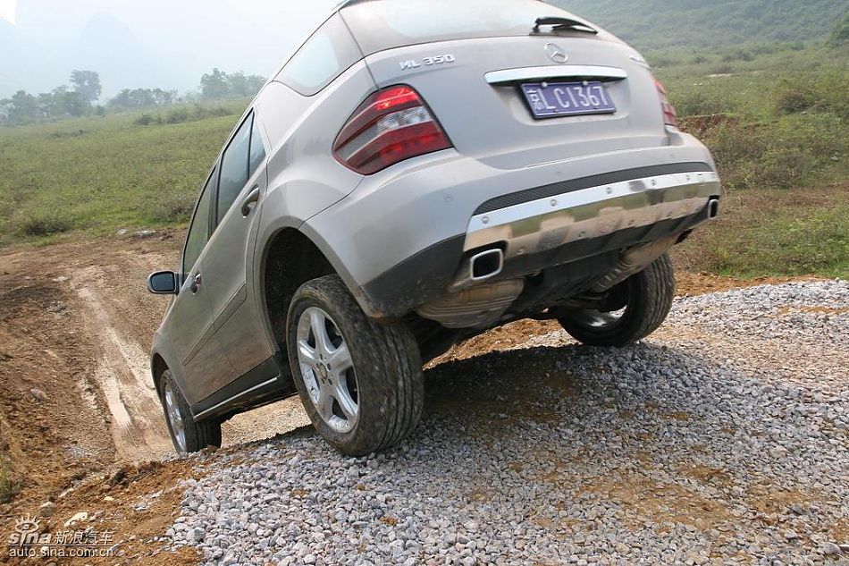 奔驰ML350爬坡