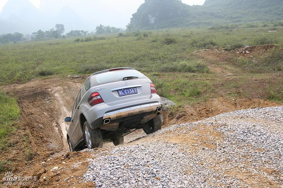 奔驰ML350爬坡