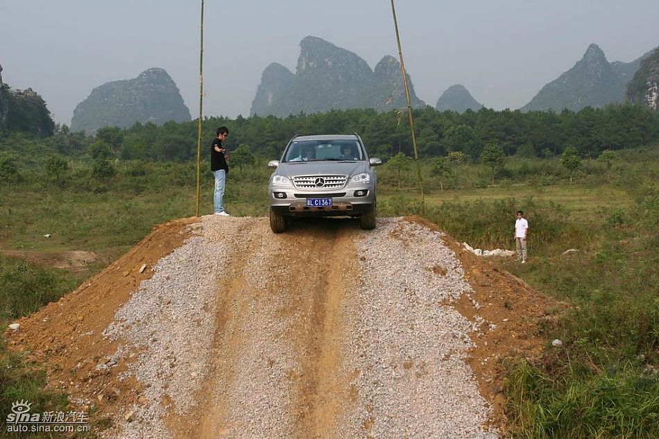 奔驰ML350爬坡