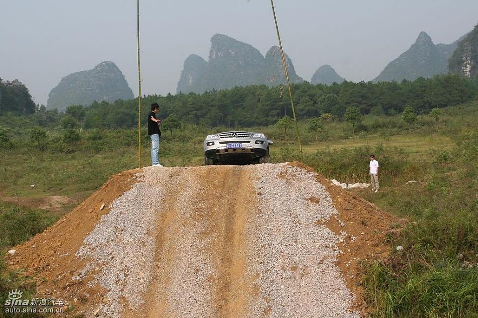 奔驰ML350爬坡