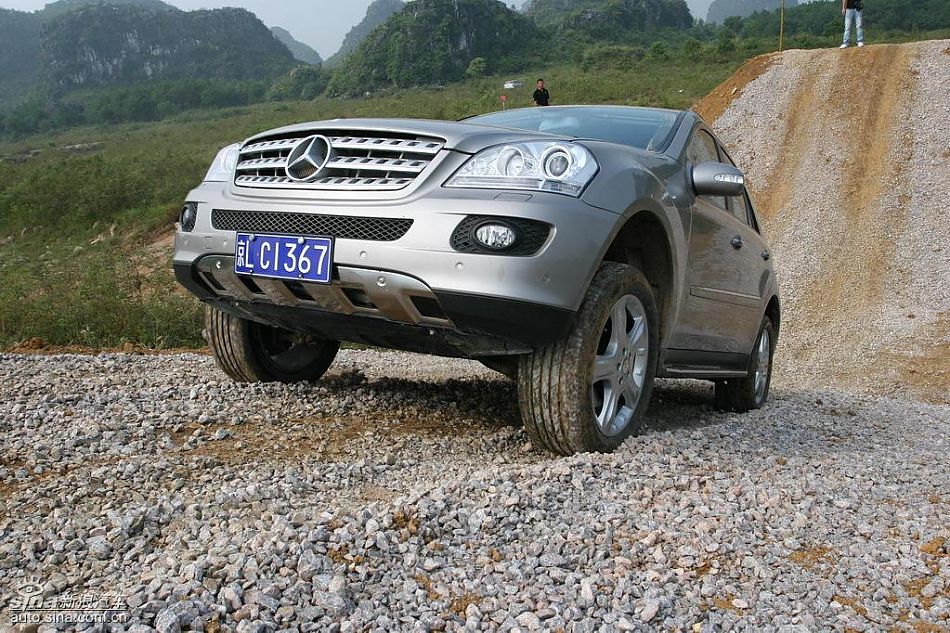奔驰ML350爬坡